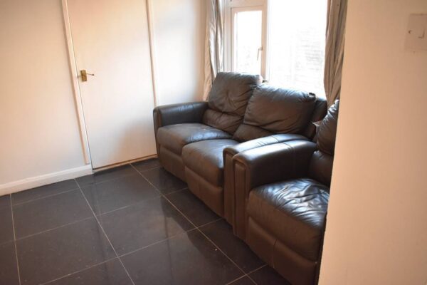 Studio Flat To Let - HP12