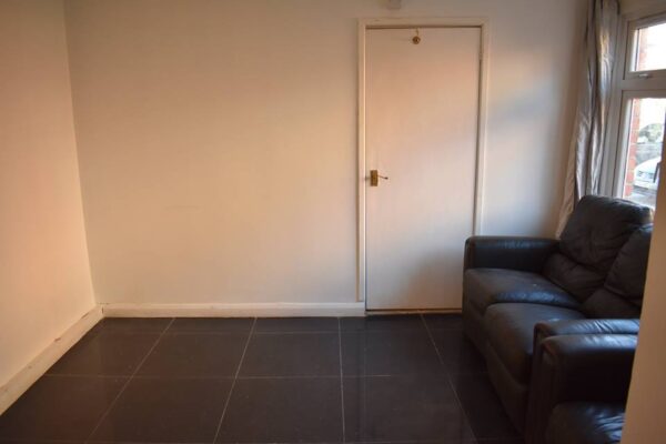 Studio Flat To Let - HP12