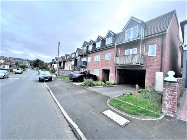 2 Bedroom Flat To Let - HP12