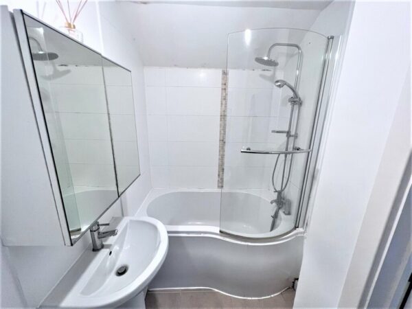 2 Bedroom Flat To Let - HP12