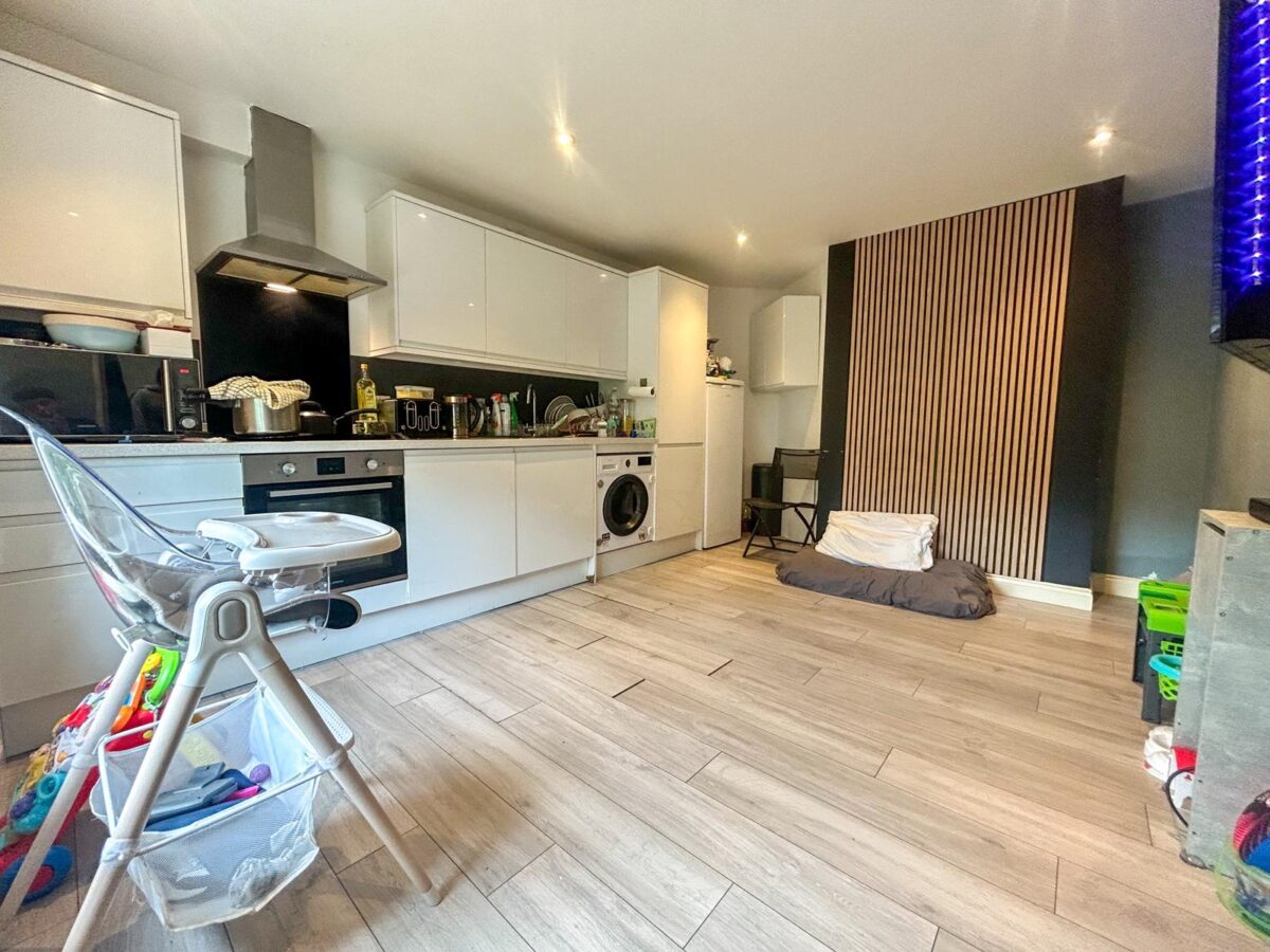 2 Bedroom Flat To Let - HP13