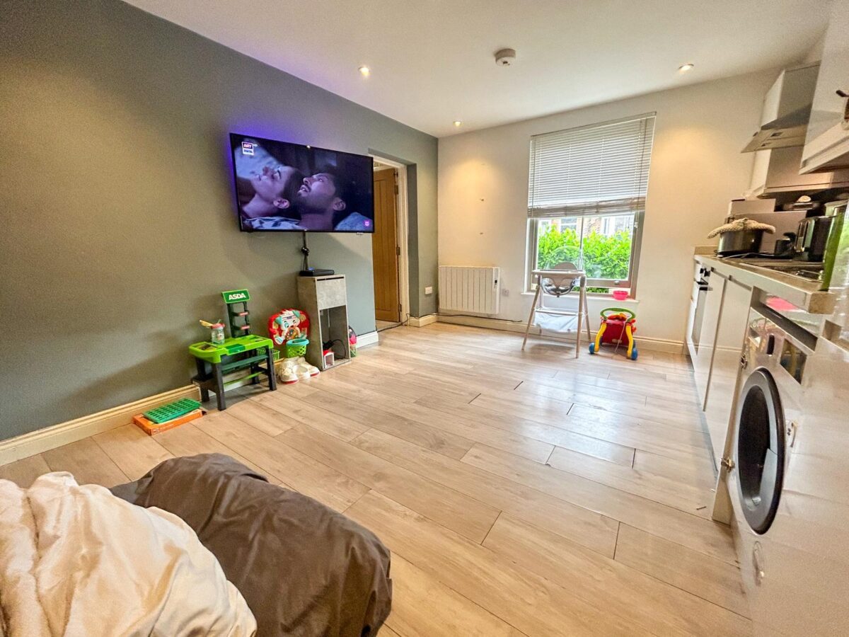 2 Bedroom Flat To Let - HP13