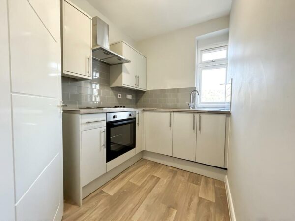 Large Furnished Room To Let - HP11
