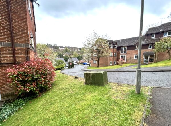 2 Bedroom Flat To Let - HP12