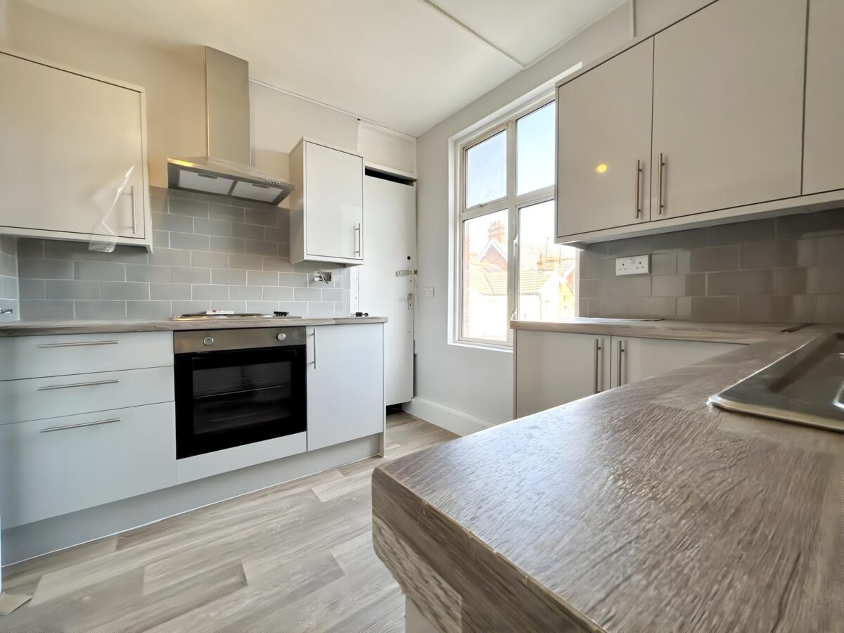 Large Furnished Room To Let - HP11