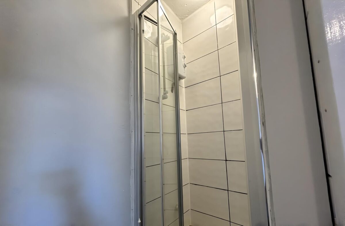 Large Furnished Room To Let - HP11