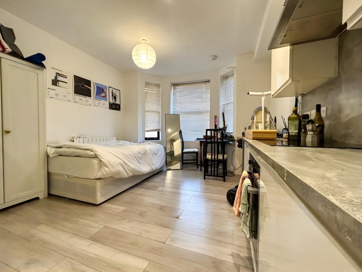 Studio Flat To Let - HP13
