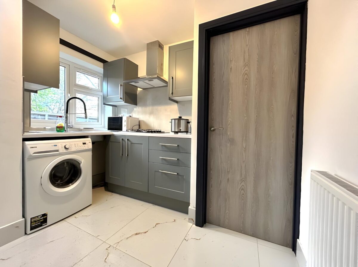 Modern Studio Flat To Let - HP12