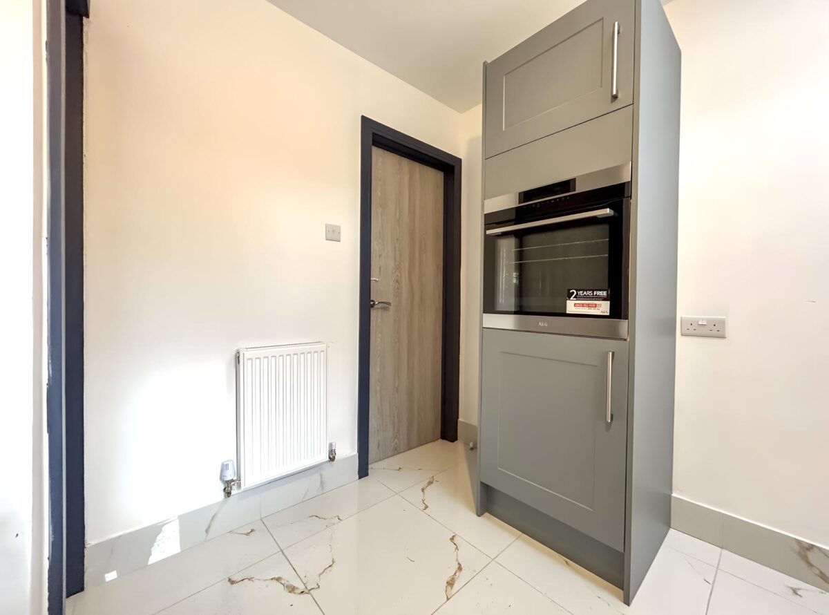 Modern Studio Flat To Let - HP12