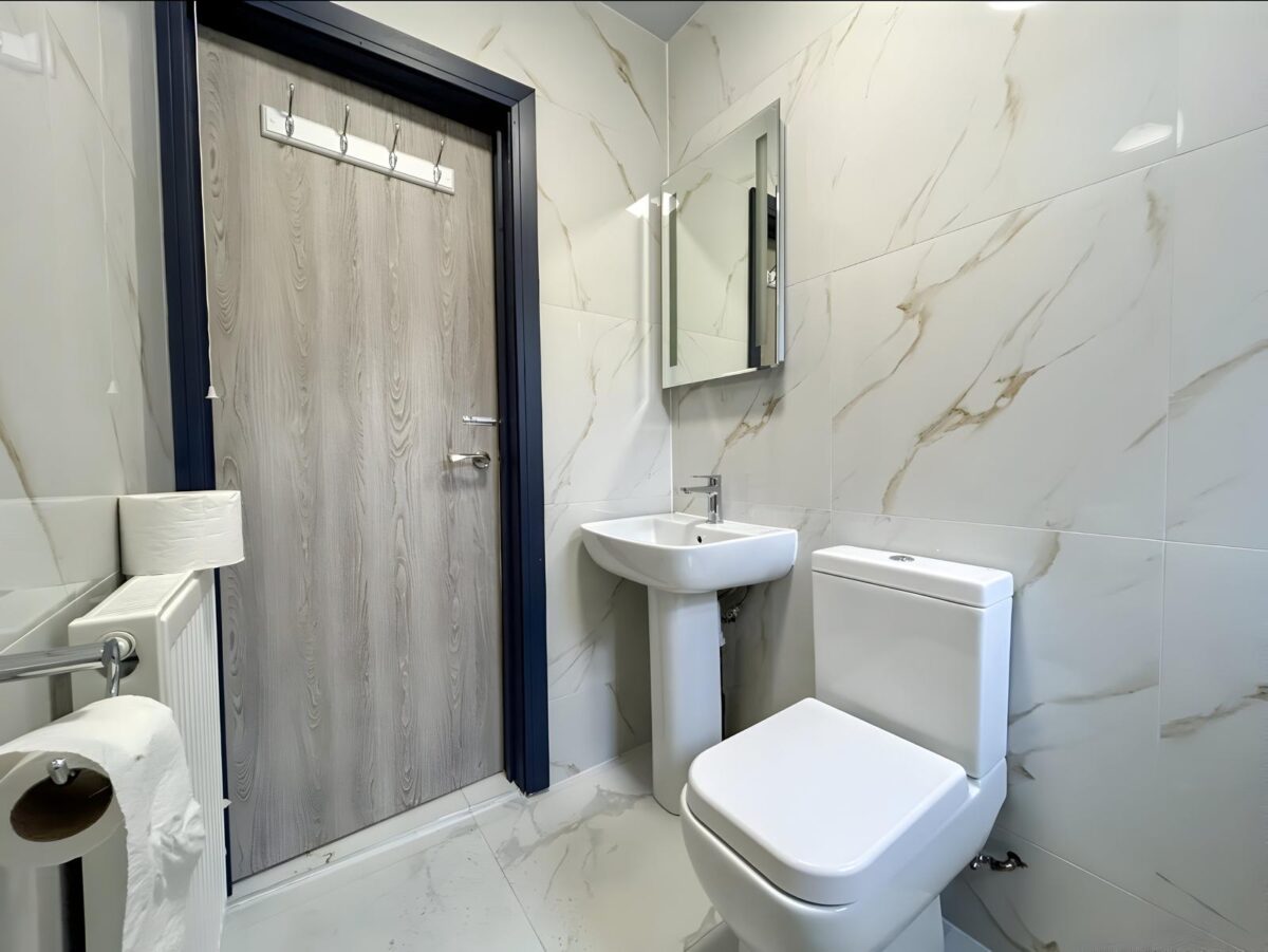 Modern Studio Flat To Let - HP12