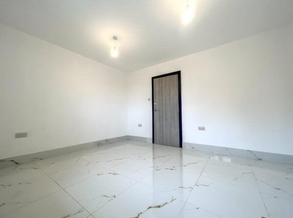 Modern Studio Flat To Let - HP12