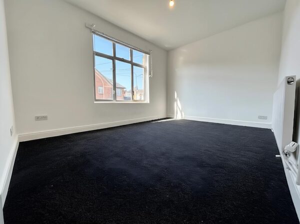 Large Furnished Room To Let - HP11