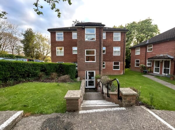 2 Bedroom Flat To Let - HP13