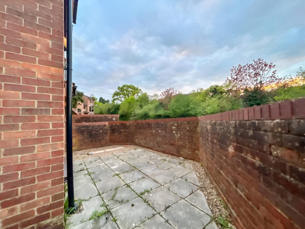 1 Bedroom Flat To Let - HP12