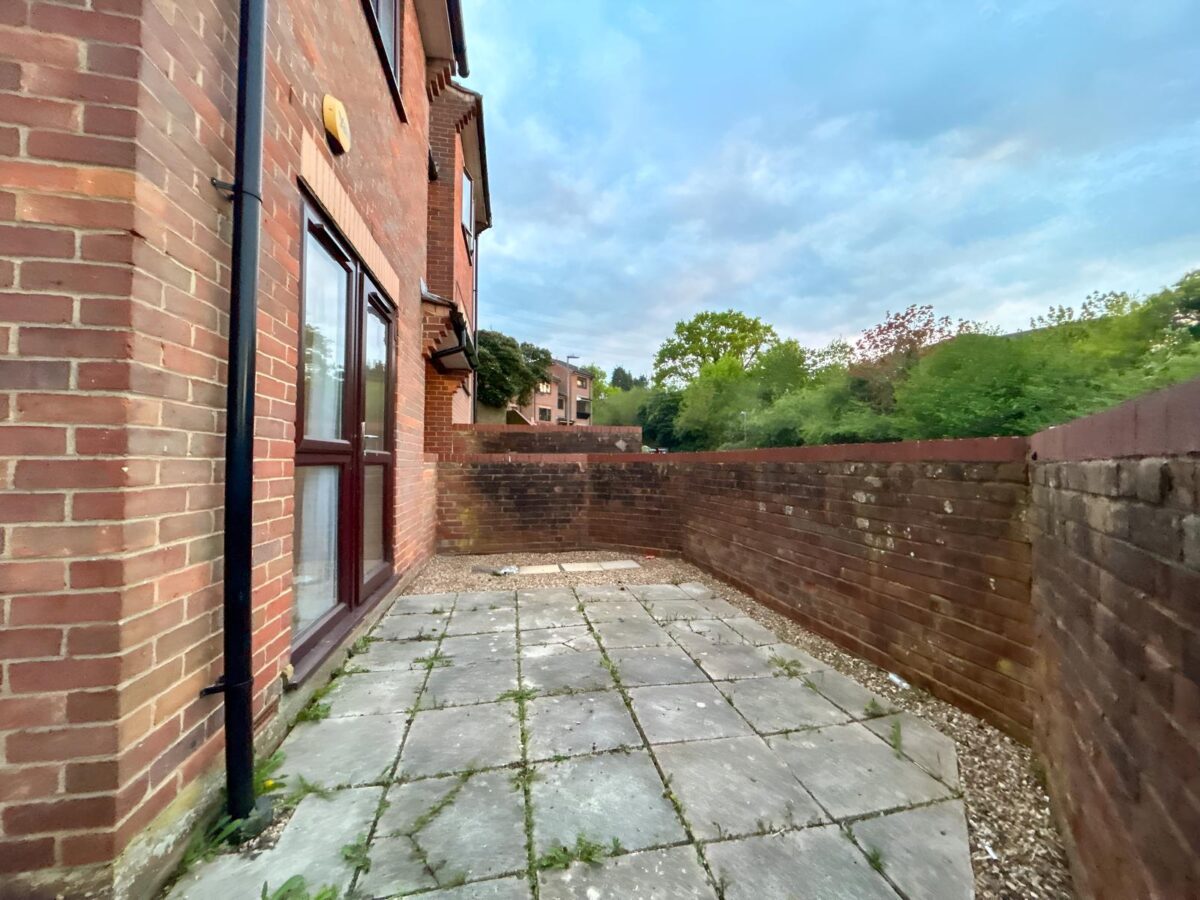 1 Bedroom Flat To Let - HP12