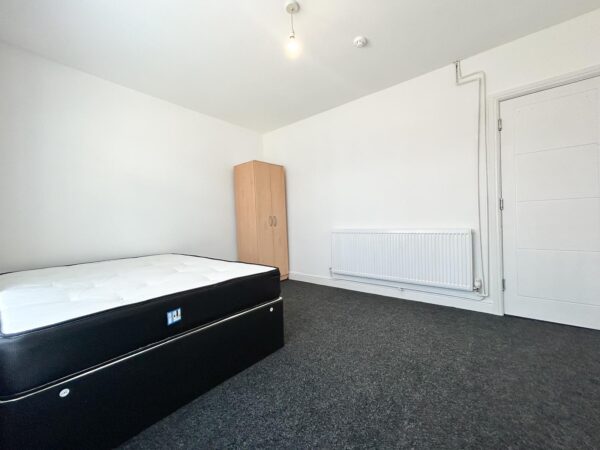 Large Furnished Room To Let - HP11