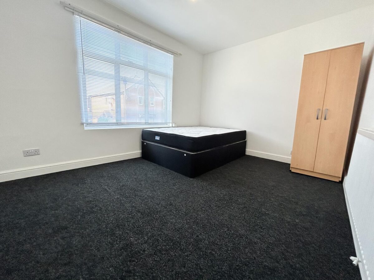 Large Furnished Room To Let - HP11