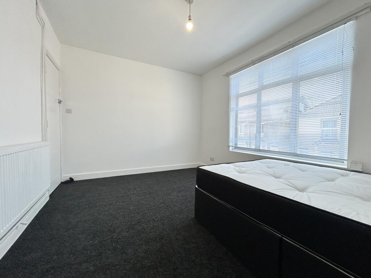Large Furnished Room To Let - HP11
