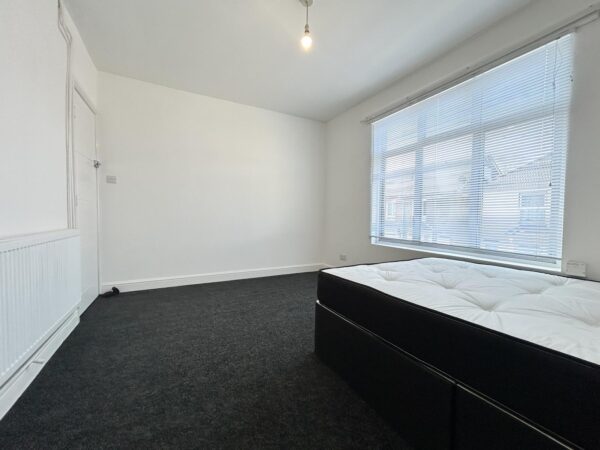 Large Furnished Room To Let - HP11