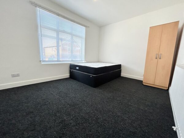 Large Furnished Room To Let - HP11