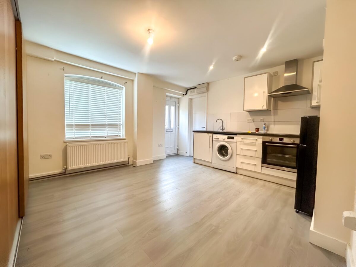 Studio Flat To Let - HP11