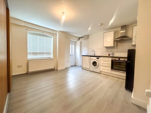 Studio Flat To Let - HP11