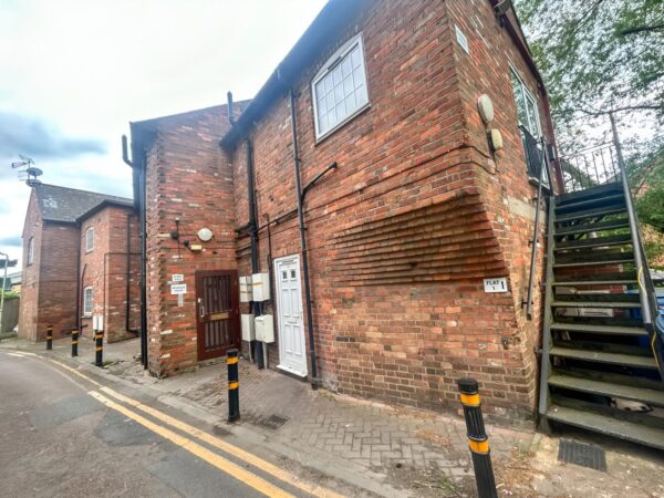 Studio Flat To Let - HP11