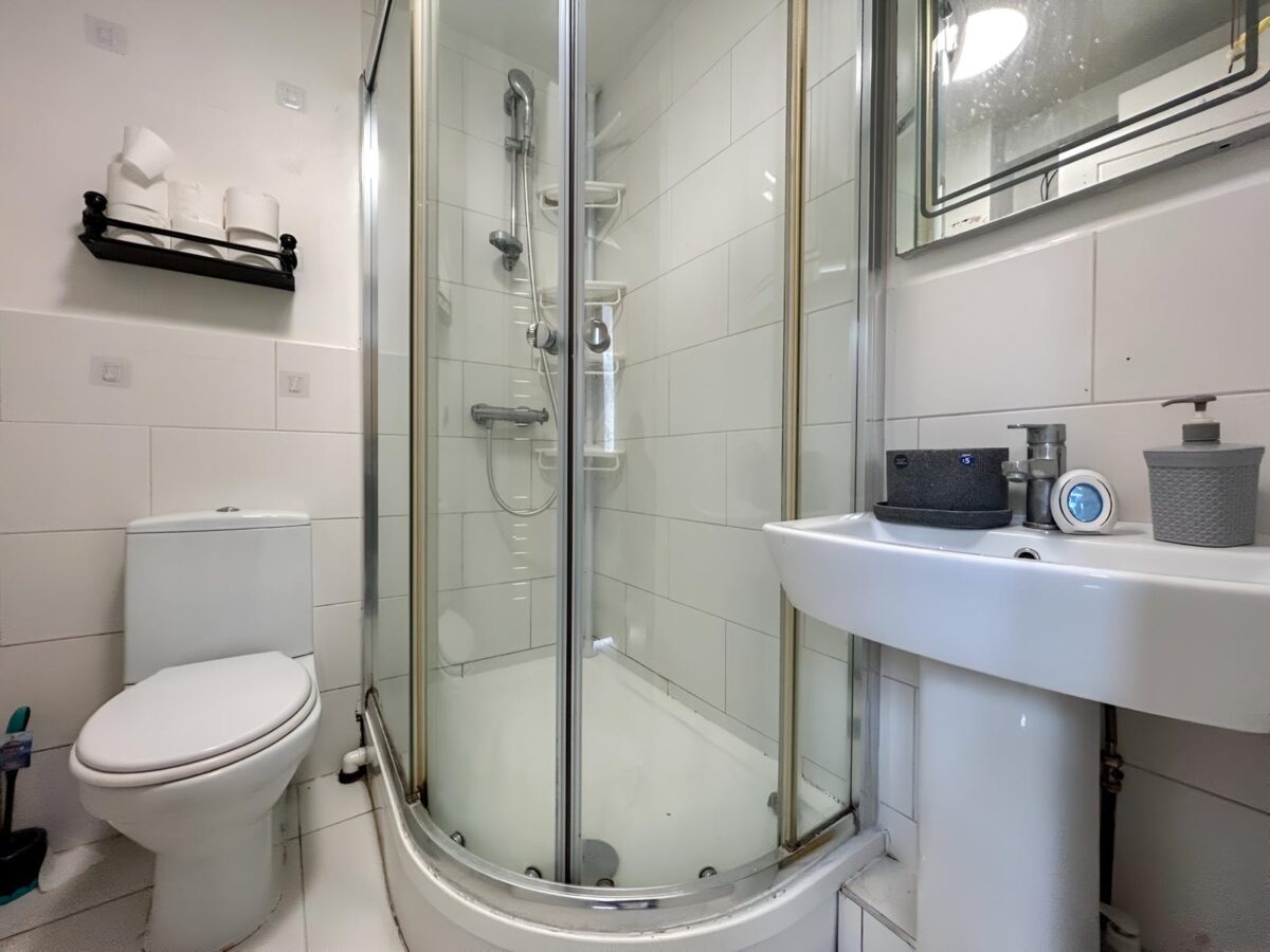 Studio Flat To Let - HP11