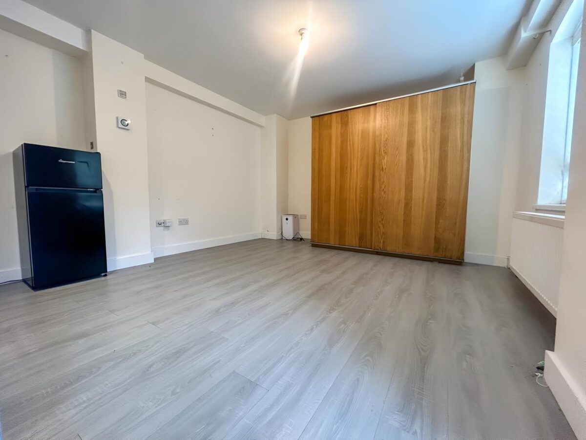 Studio Flat To Let - HP11