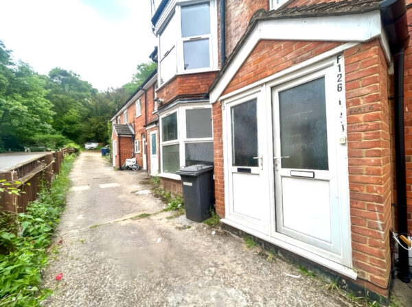 Studio Flat To Let - HP12