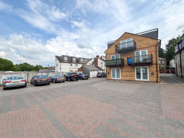 1 Bedroom Flat To Let - HP13