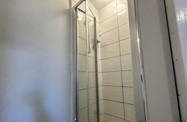 Large Furnished Room To Let - HP11