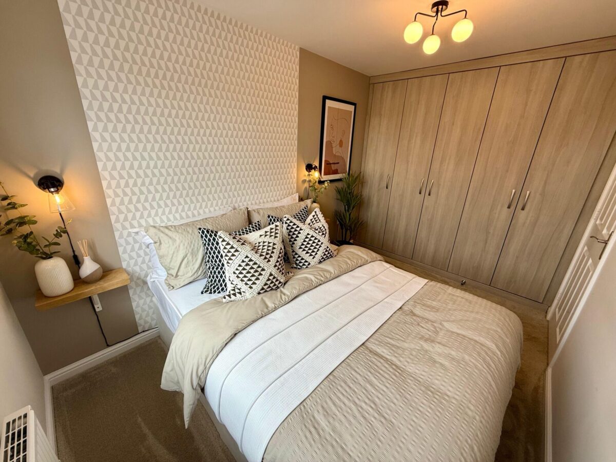Furnished 2 Bedroom House To Let - NG17
