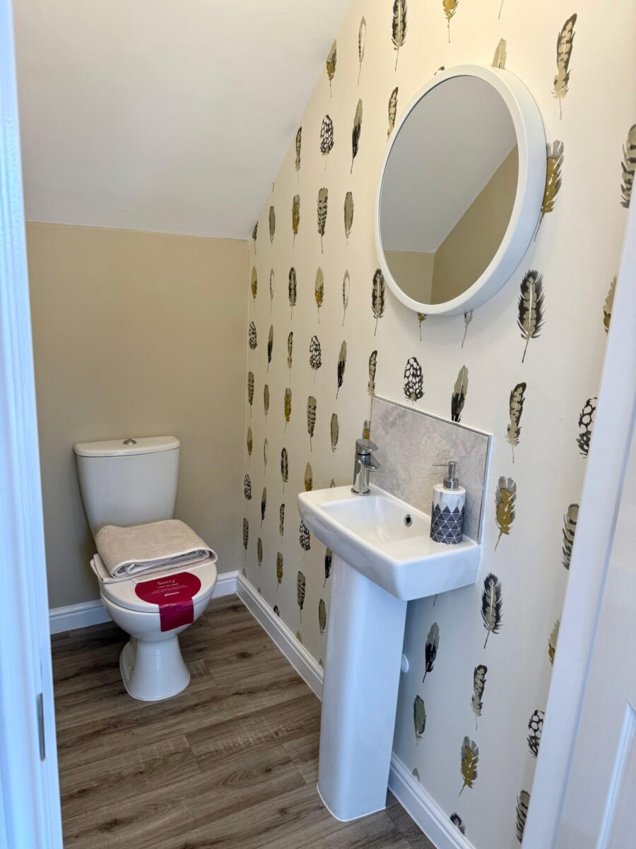 Furnished 2 Bedroom House To Let - NG17