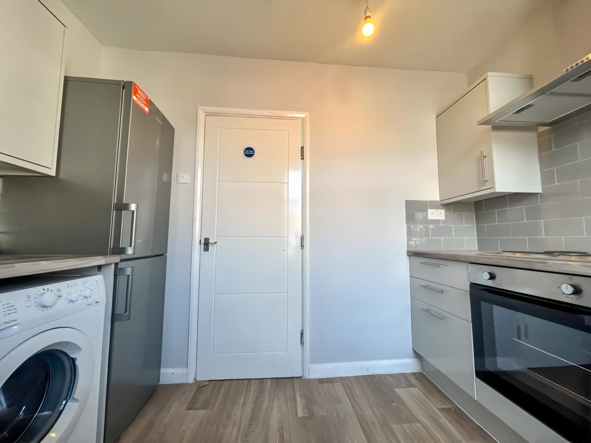 Large Furnished Room To Let - HP11