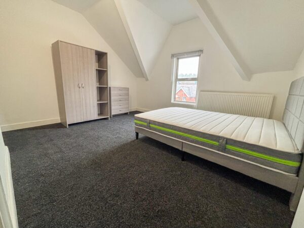Large Furnished Room To Let - HP11