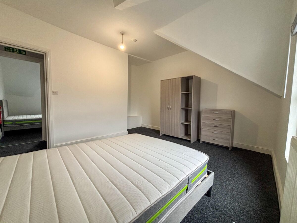 Large Furnished Room To Let - HP11