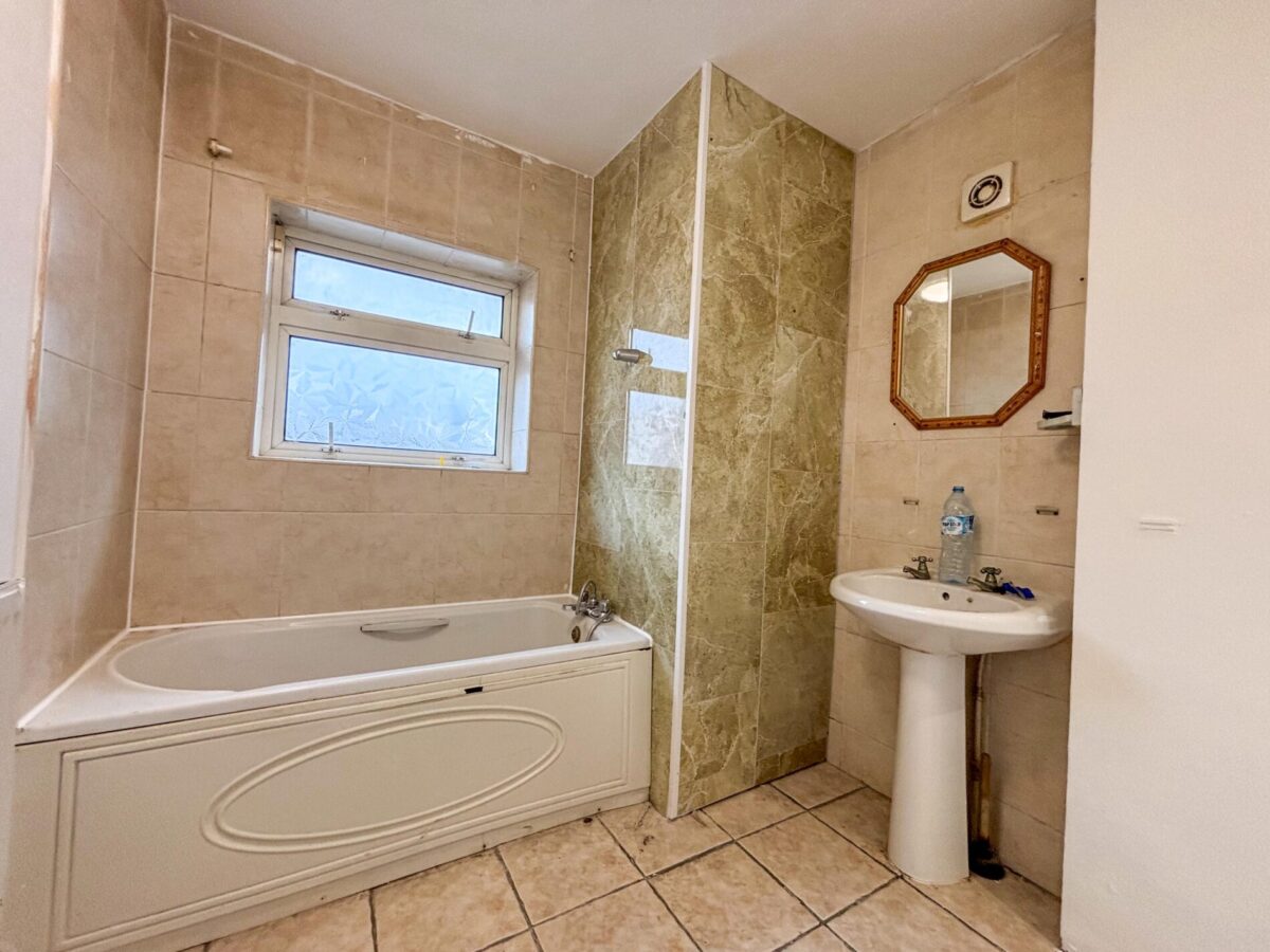 Large 1 Bedroom Flat To Let - HP12