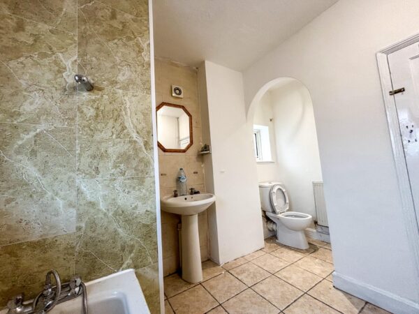 Large 1 Bedroom Flat To Let - HP12