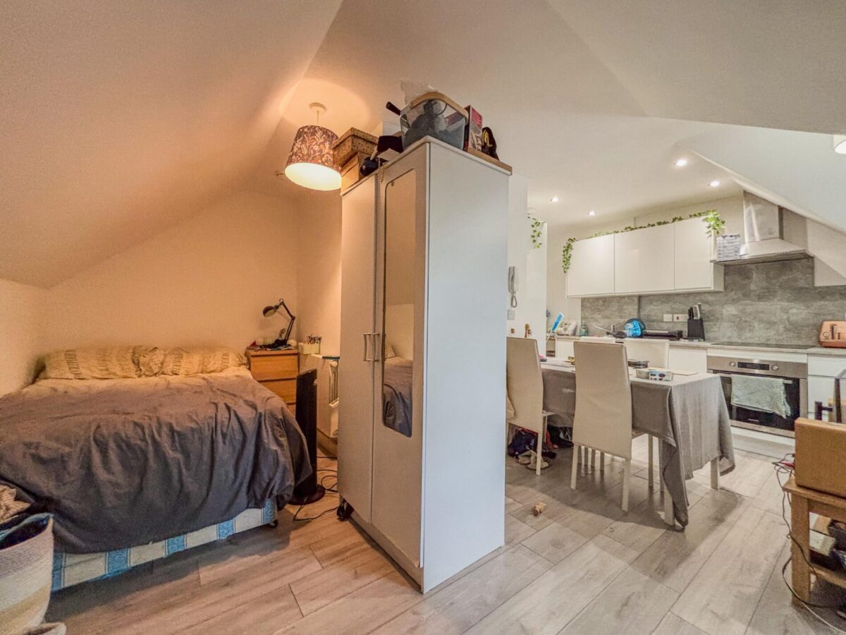 Furnished Studio Flat To Let - HP13