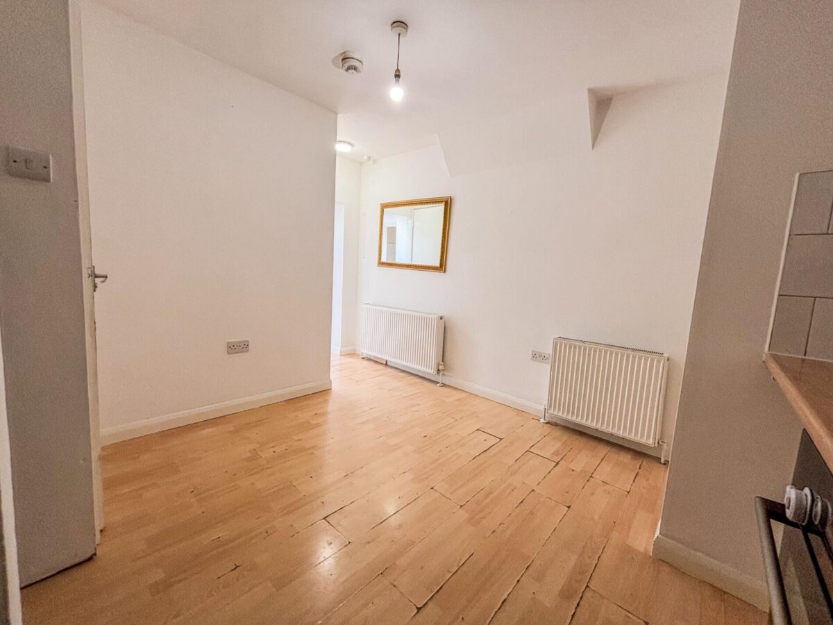 1 Bedroom Flat To Let - HP11