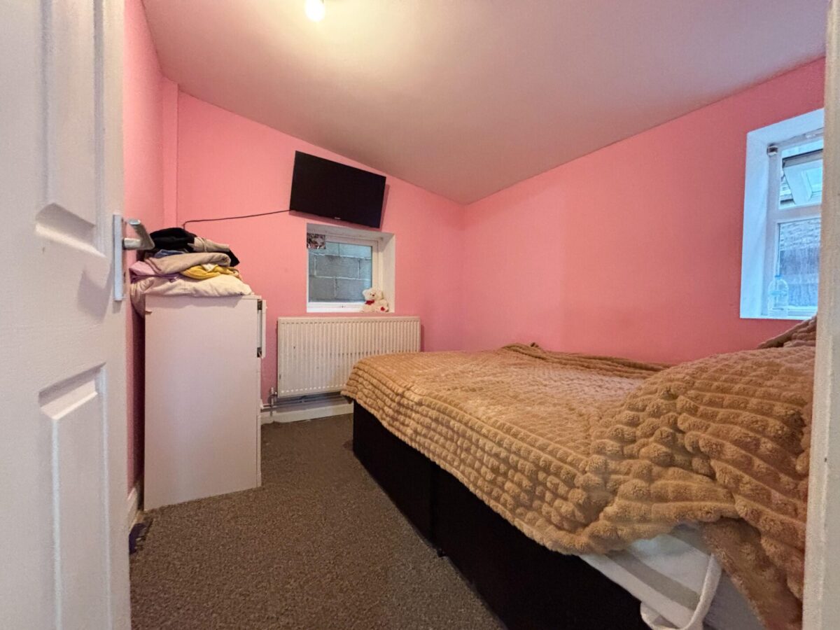 2 Bedroom Flat To Let - HP11