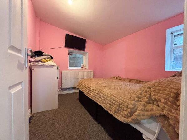 2 Bedroom Flat To Let - HP11