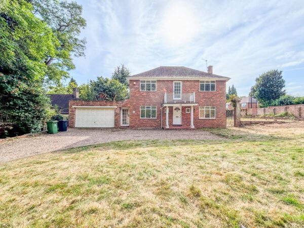 5 Bedroom House To Let - HP11