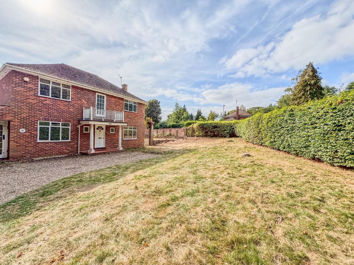 5 Bedroom House To Let - HP11
