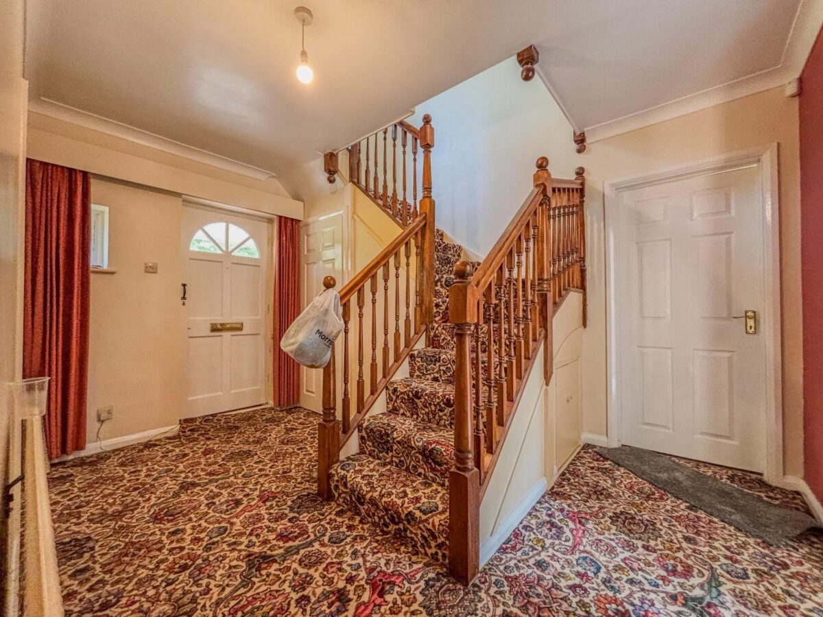 5 Bedroom House To Let - HP11