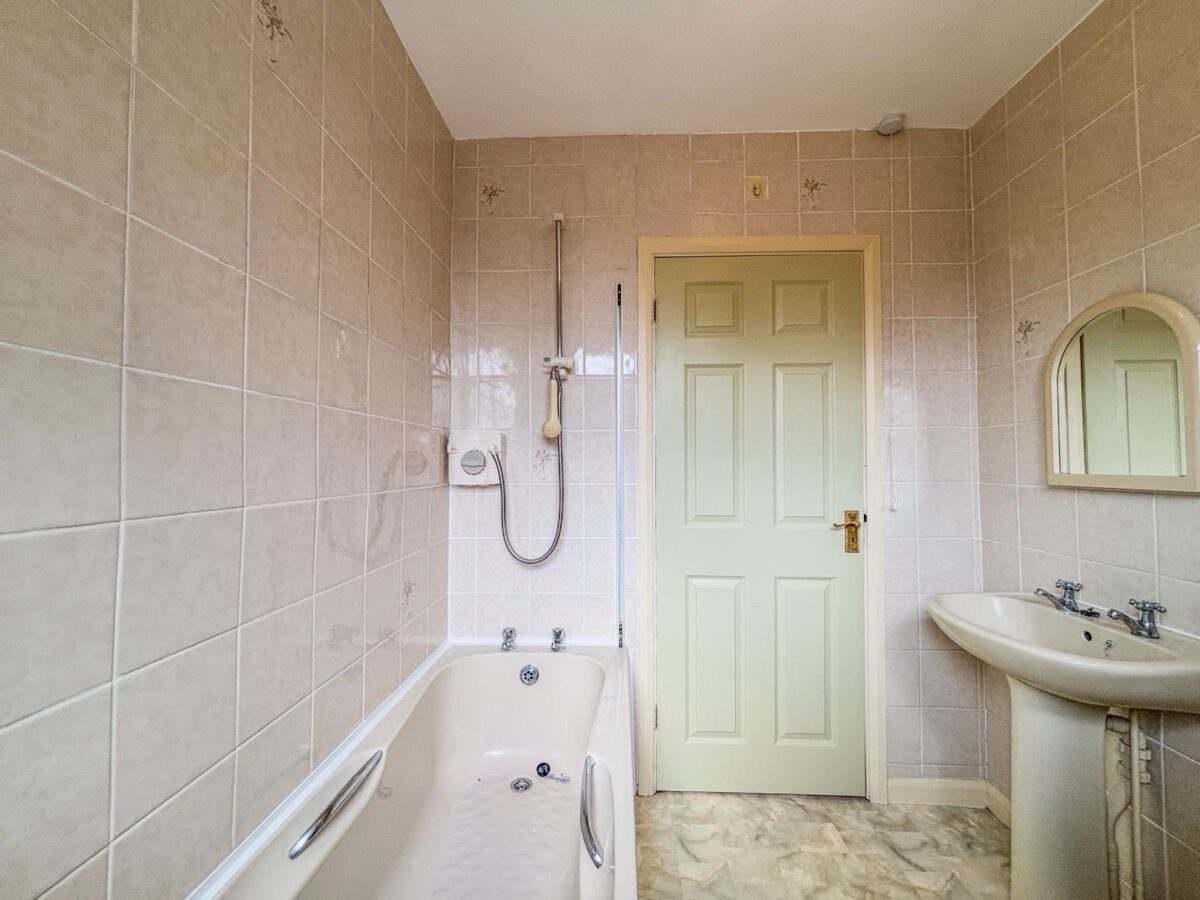 5 Bedroom House To Let - HP11