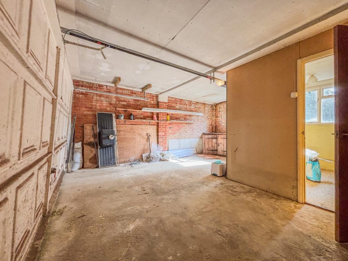 5 Bedroom House To Let - HP11