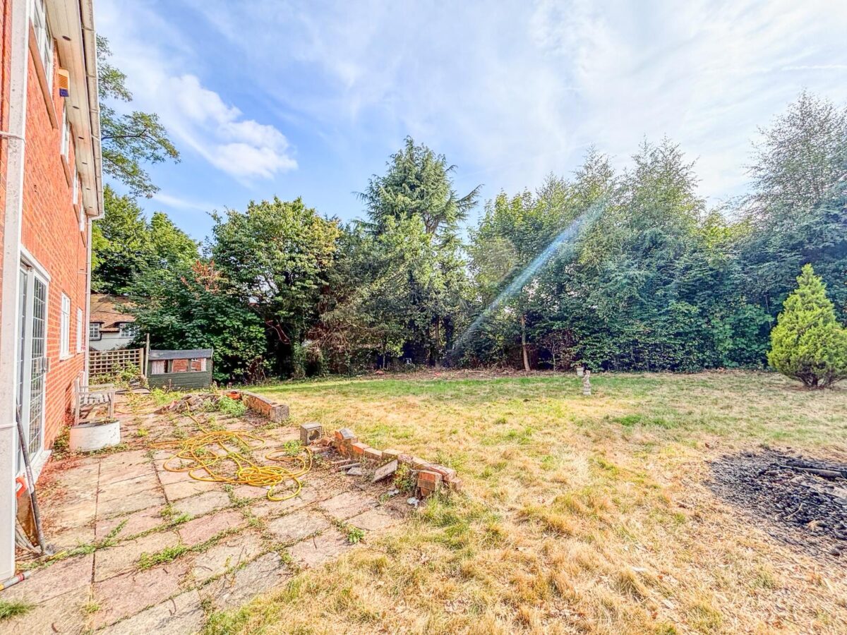 5 Bedroom House To Let - HP11