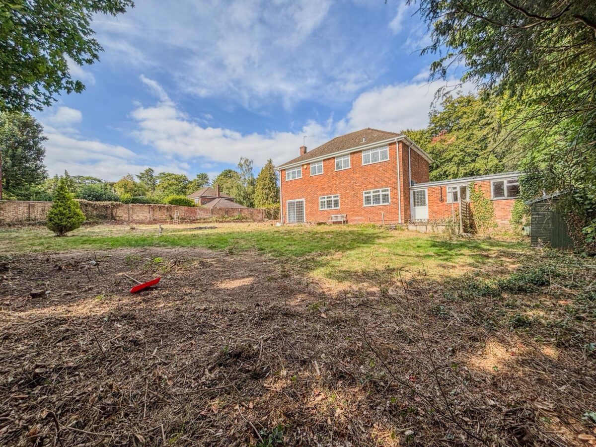 5 Bedroom House To Let - HP11